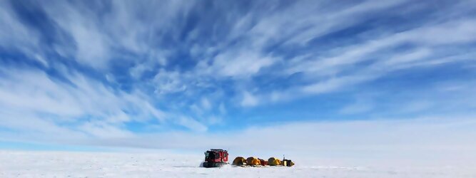 Trip Lanzarote beliebtes Urlaubsziel – Antarktis - Null Bewohner, Millionen Pinguine und feste Dimensionen. Am südlichen Ende der Erde, wo die Sonne nur zwischen Frühjahr und Herbst über dem Horizont aufgeht, liegt der 7. Kontinent, die Antarktis. Riesig, bis auf ein paar Forscher unbewohnt und ohne offiziellen Besitzer. Eine Welt, die überrascht, bevor Sie sie sehen. Deshalb ist ein Besuch definitiv etwas für die Schatzkiste der Erinnerung und allein die Ausmaße dieser Destination sind eine Sache für sich. Du trittst aus deinem gemütlichen Hotelzimmer und es begrüßt dich die warme italienische Sonne. Du blickst auf den atemberaubenden Gardasee, der in zahlreichen Blautönen schimmert - von tiefem Dunkelblau bis zu funkelndem Türkis. Majestätische Berge umgeben dich, während die Brise sanft deine Haut streichelt und der Duft von blühenden Zitronenbäumen deine Nase kitzelt. Du schlenderst die malerischen, engen Gassen entlang, vorbei an farbenfrohen, blumengeschmückten Häusern. Vereinzelt unterbricht das fröhliche Lachen der Einheimischen die friedvolle Stille. Du fühlst dich wie in einem Traum, der nicht enden will. Jeder Schritt führt dich zu neuen Entdeckungen und Abenteuern. Du probierst die köstliche italienische Küche mit ihren frischen Zutaten und verführerischen Aromen. Die Sonne geht langsam unter und taucht den Himmel in ein leuchtendes Orange-rot - ein spektakulärer Anblick.